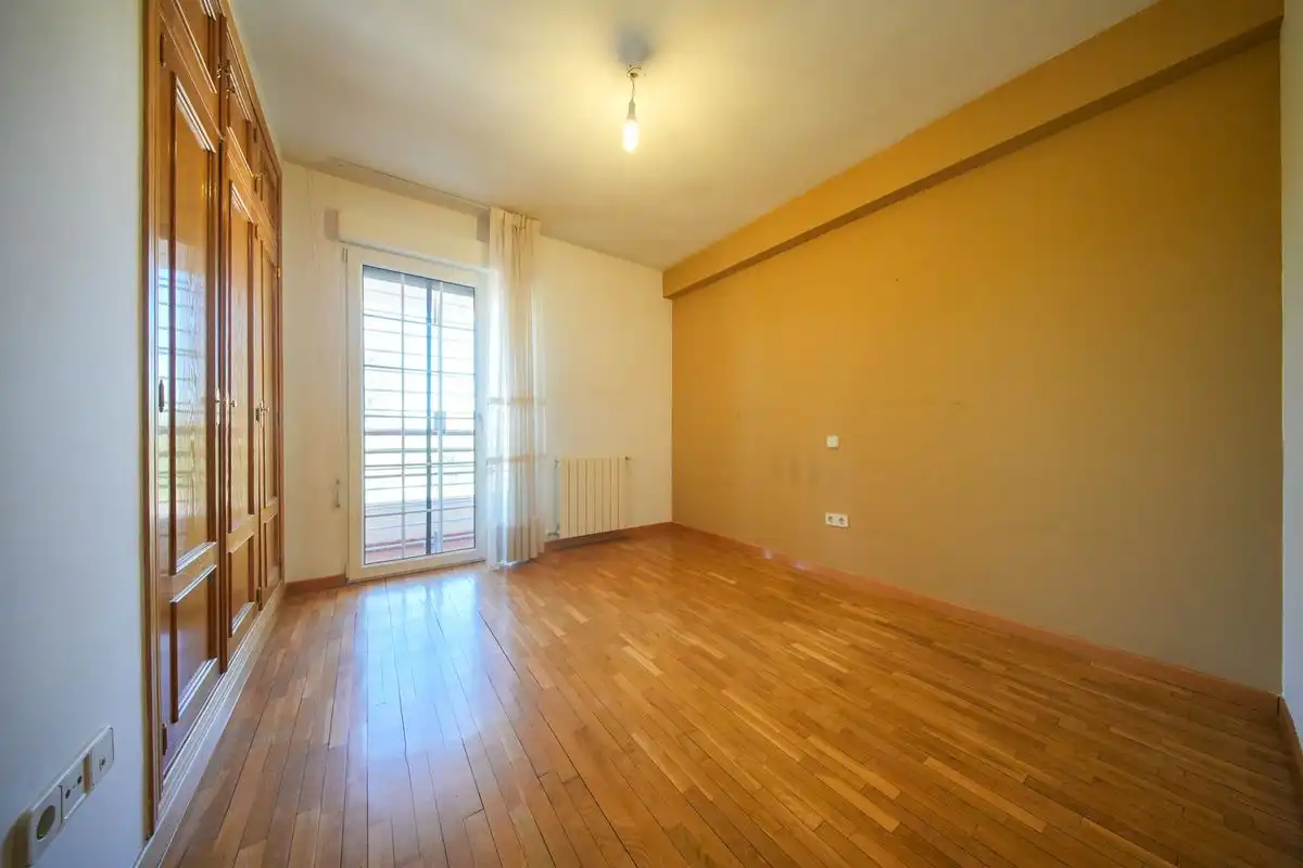 Habitación de Casa adosada en venta en Pozuelo de Alarcón con Aire acondicionado, Calefacción y Jardín privado