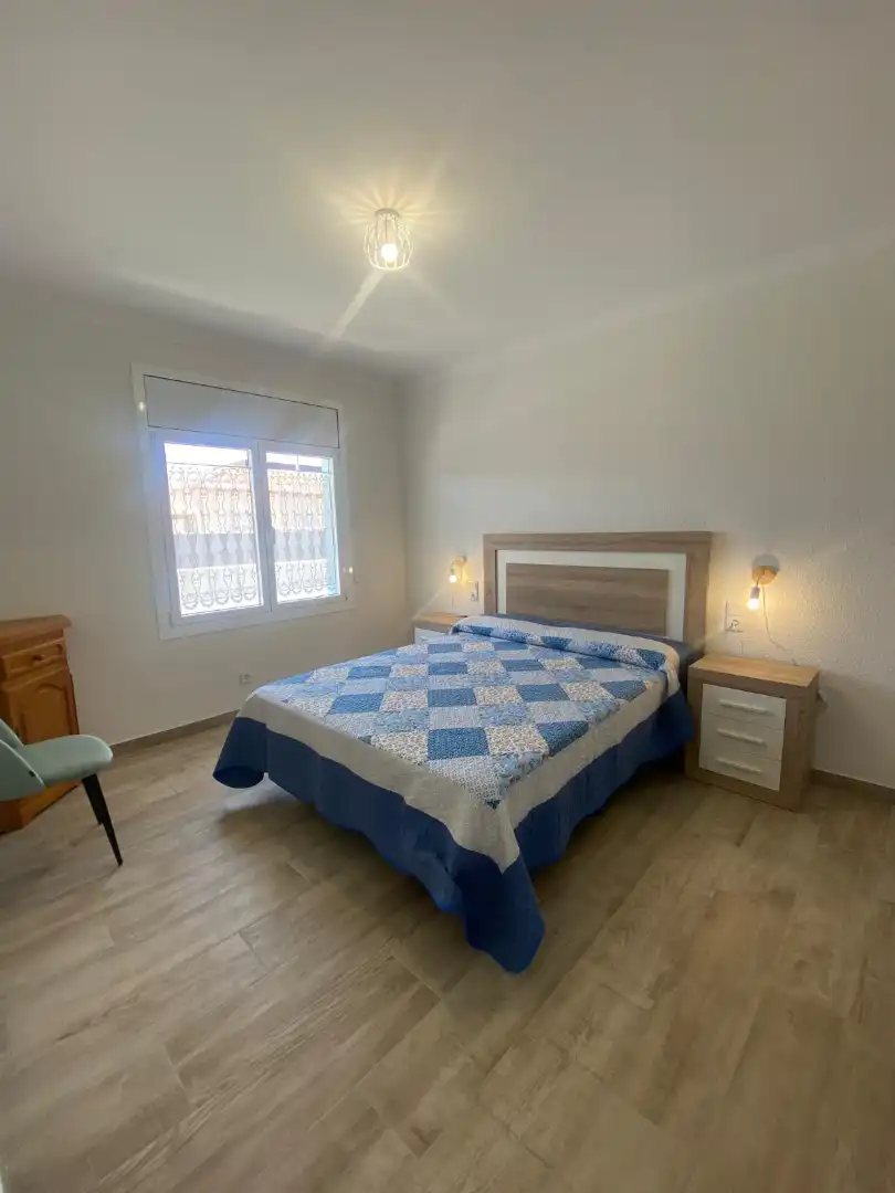 Dormitori de Casa o xalet de lloguer en Mont-roig del Camp amb Aire condicionat, Calefacció i Jardí privat