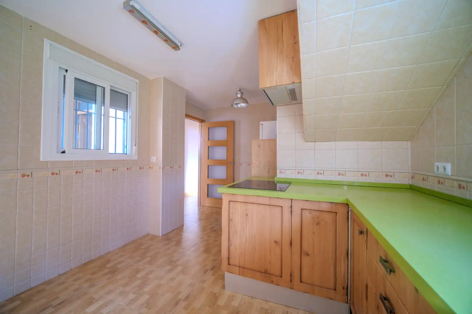 Cuina de Casa o xalet en venda en Montequinto amb Jardí privat, Terrassa i Moblat