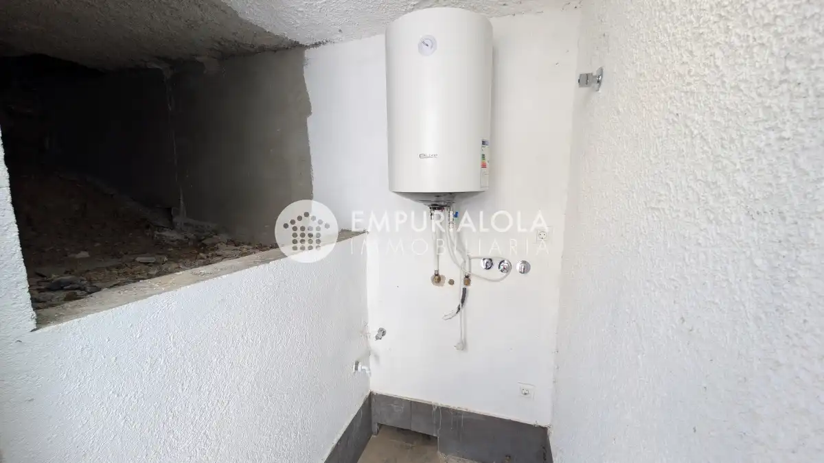 Houses for sale in Roses  with Air Conditioner and Private garden
