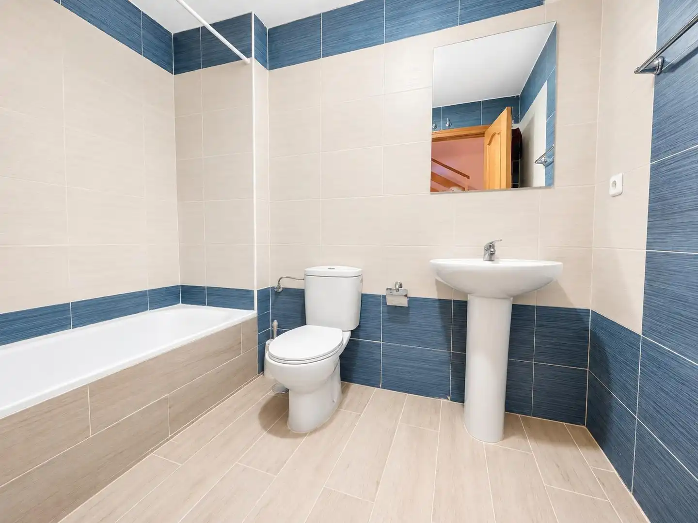 Baño de Casa adosada en venta en Valdemoro con Calefacción, Jardín privado y Terraza