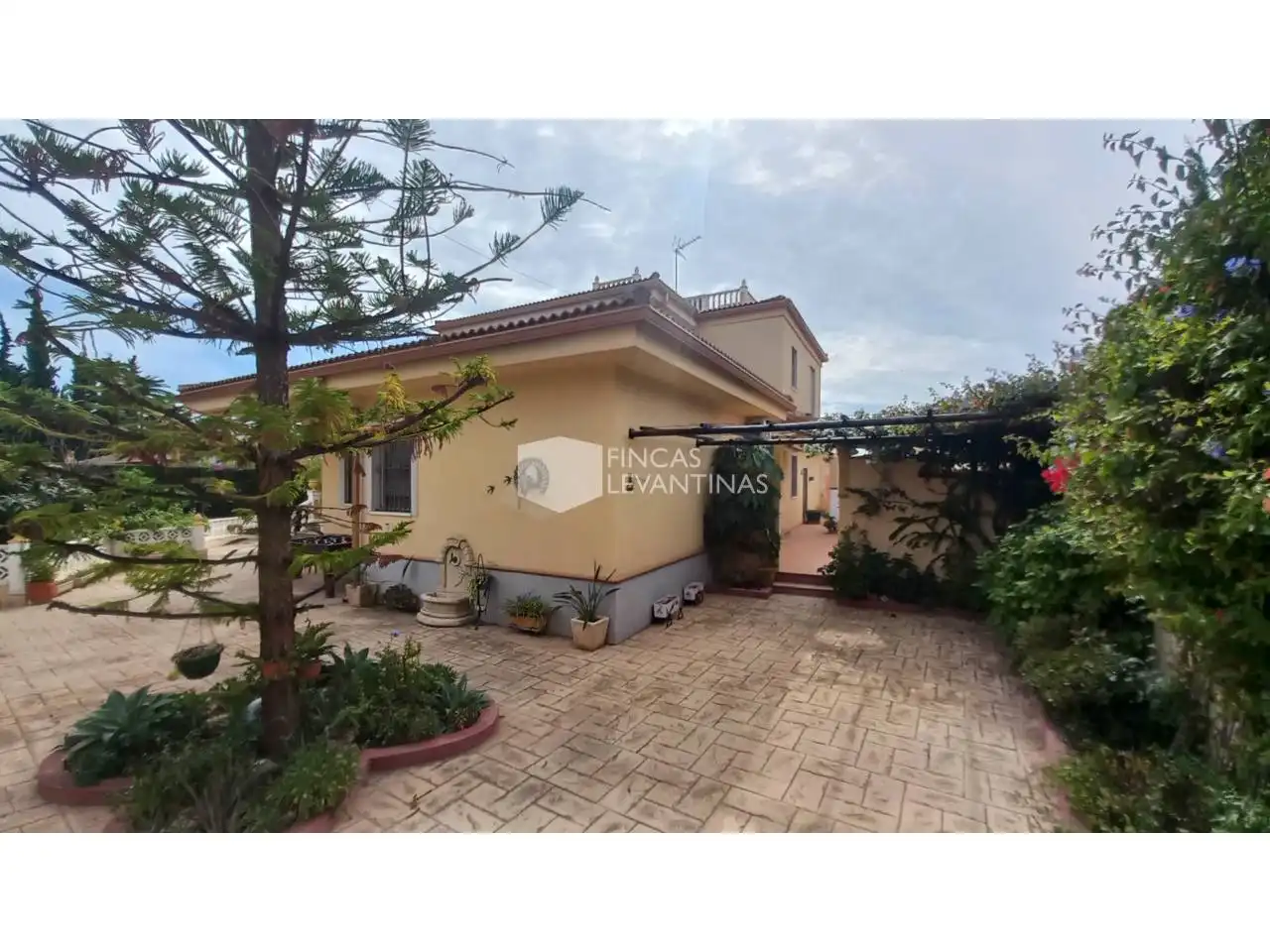 Vista exterior de Casa o xalet en venda en San Vicente del Raspeig / Sant Vicent del Raspeig amb Aire condicionat, Jardí privat i Terrassa