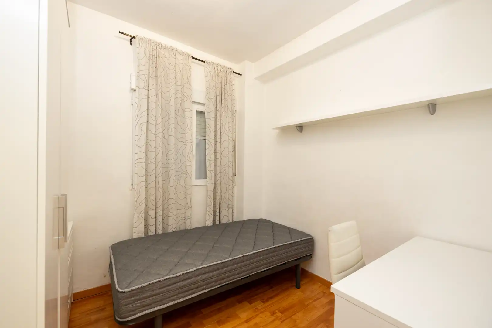 Habitación de Piso de alquiler en Granada con Aire acondicionado, Calefacción y Amueblado