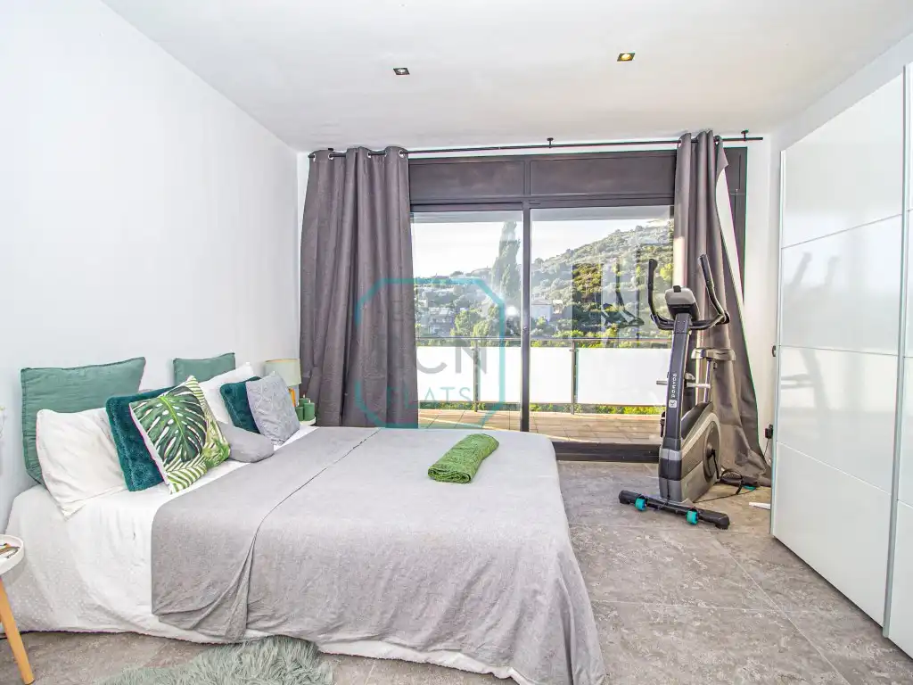 Schlafzimmer von Haus oder Chalet zum Verkauf in Calafell mit Klimaanlage, Schwimmbad und Balkon