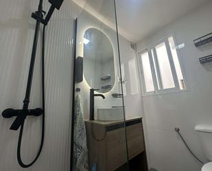 Bathroom of Study to share in  Madrid Capital  with Air Conditioner and Terrace