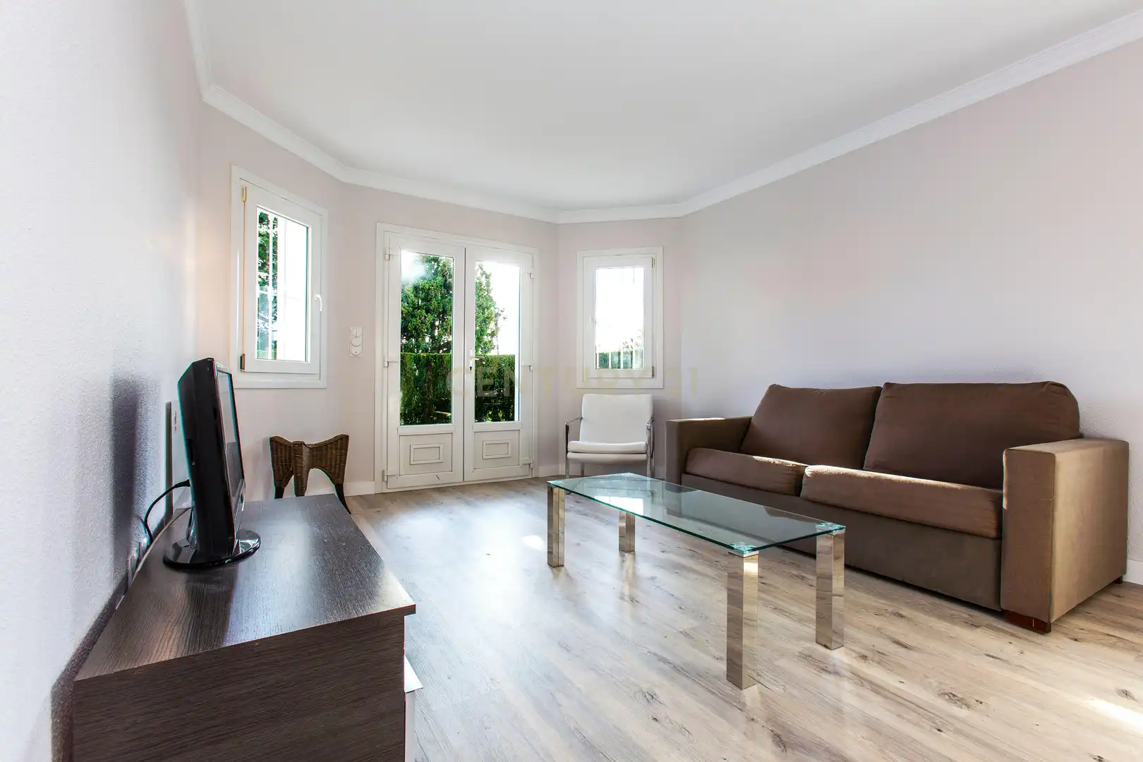 Wohnzimmer von Einfamilien-Reihenhaus zum Verkauf in Oliva mit Klimaanlage, Privatgarten und Ofen