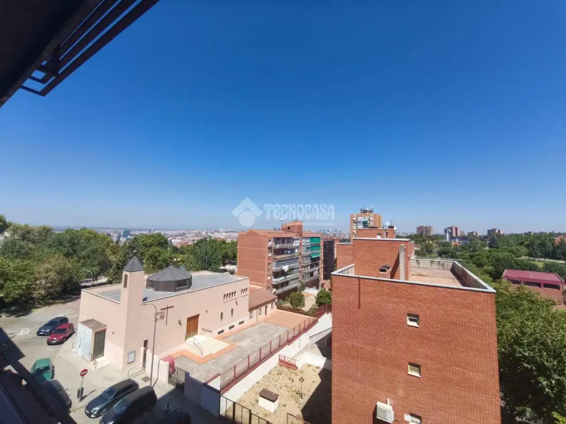 Vista exterior de Piso en venta en Madrid con Calefacción y Terraza