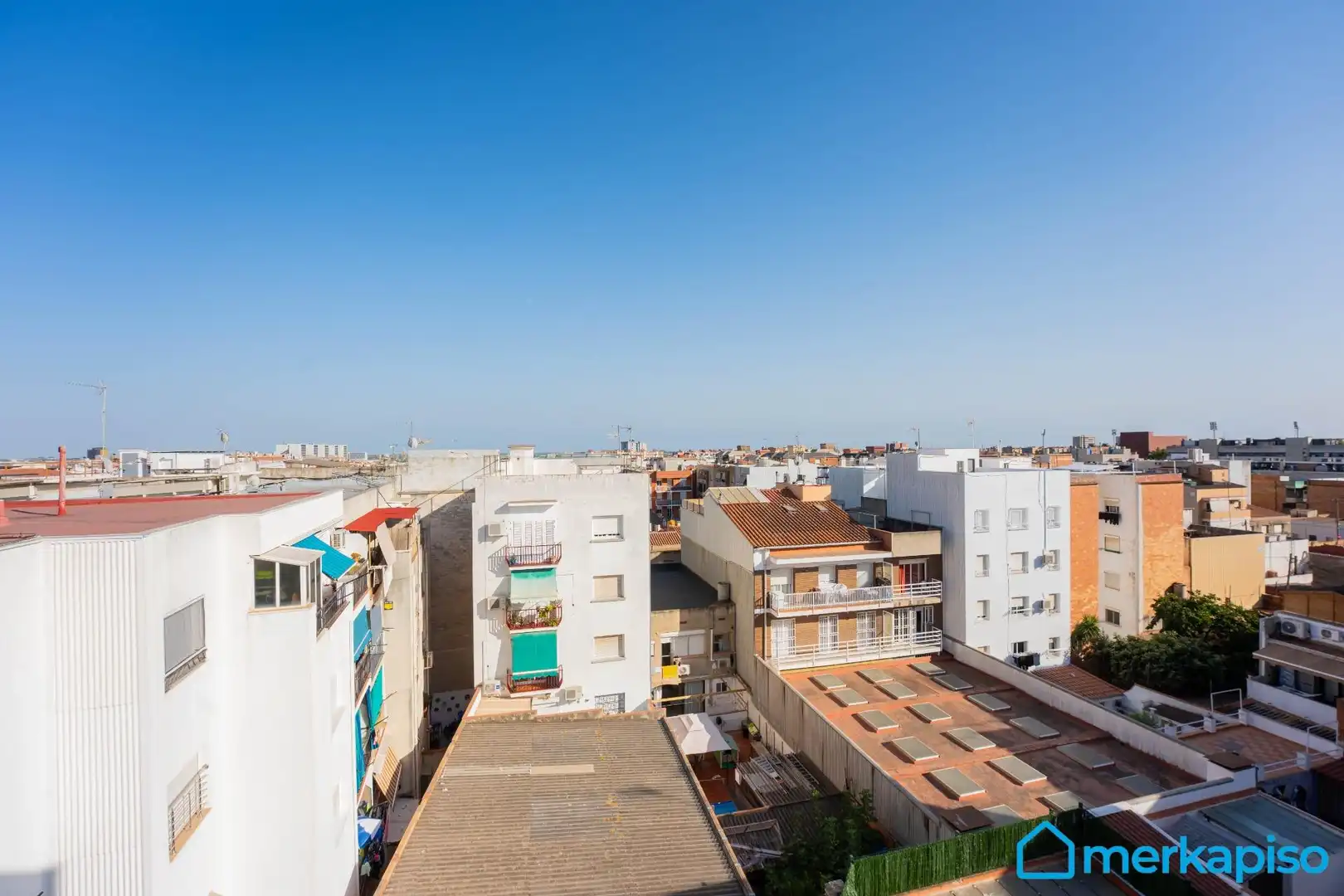 Vista exterior de Àtic en venda en Viladecans amb Aire condicionat, Parquet i Balcó