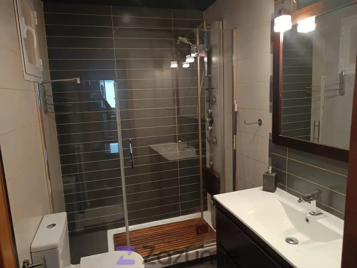 Bathroom of Flat for rent in Madrid  with Air Conditioner, Heating and Parquet flooring