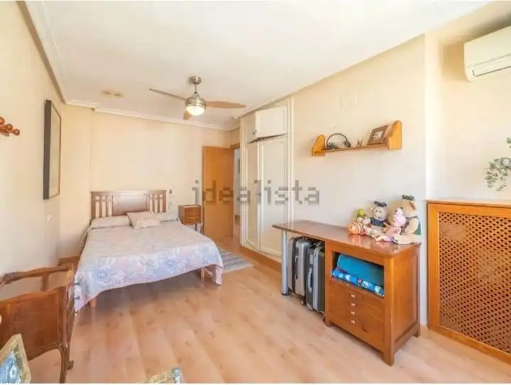 Habitación de Casa adosada en venta en Alicante / Alacant con Aire acondicionado, Calefacción y Jardín privado