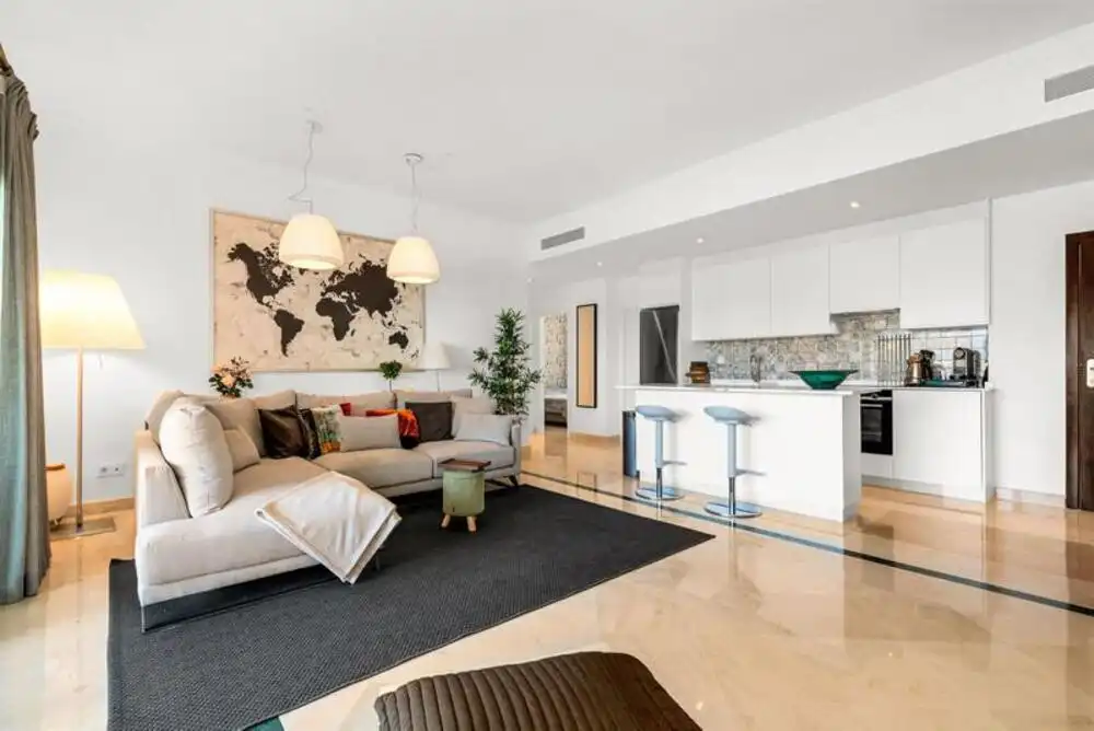 Sala d'estar de Planta baixa en venda en Benahavís amb Aire condicionat, Jardí privat i Terrassa