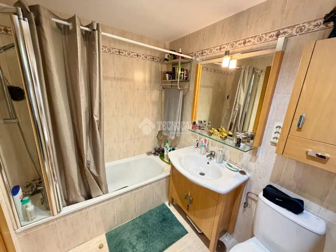 Bany de Casa adosada en venda en Daganzo de Arriba amb Aire condicionat, Parquet i Piscina