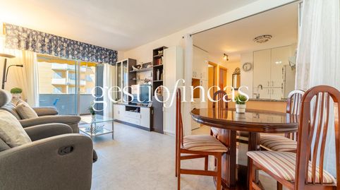 Bonito apartamento con terraza y piscina en zona Regueral, a pasos del mar
