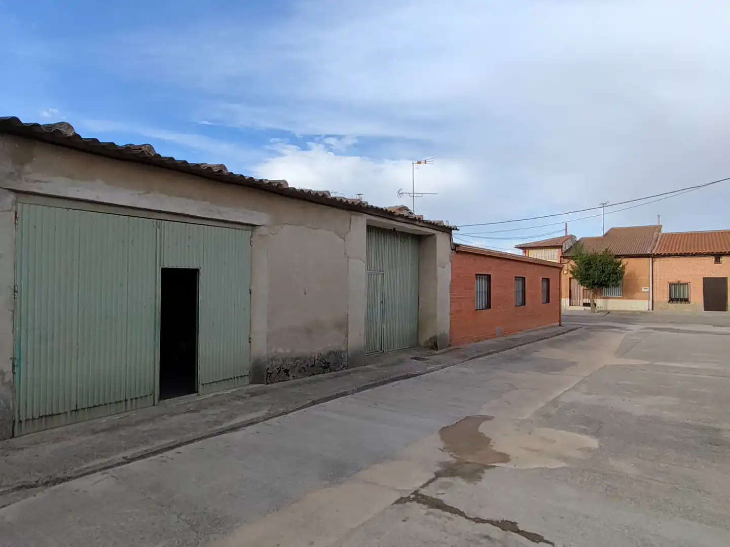 Vista exterior de Casa o xalet en venda en Brahojos de Medina amb Calefacció, Jardí privat i Traster