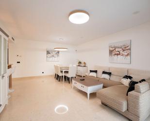 Sala d'estar de Pis de lloguer en Benahavís amb Aire condicionat, Jardí privat i Terrassa