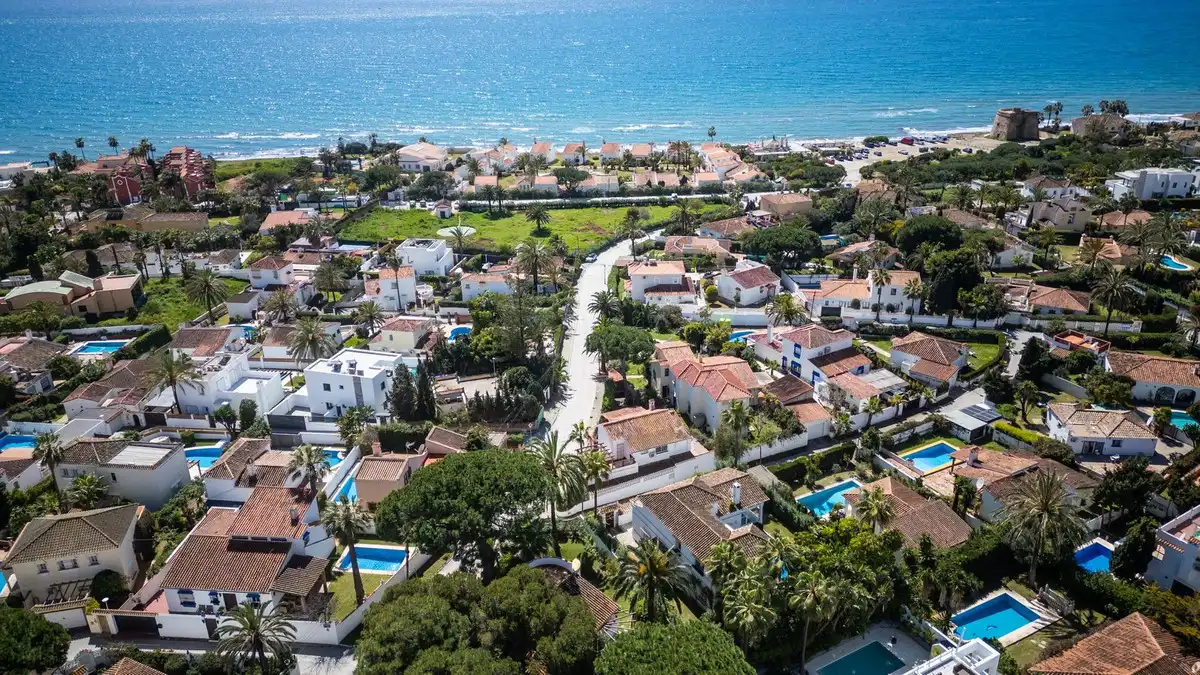 Außenansicht von Einfamilien-Reihenhaus zum Verkauf in Marbella mit Terrasse