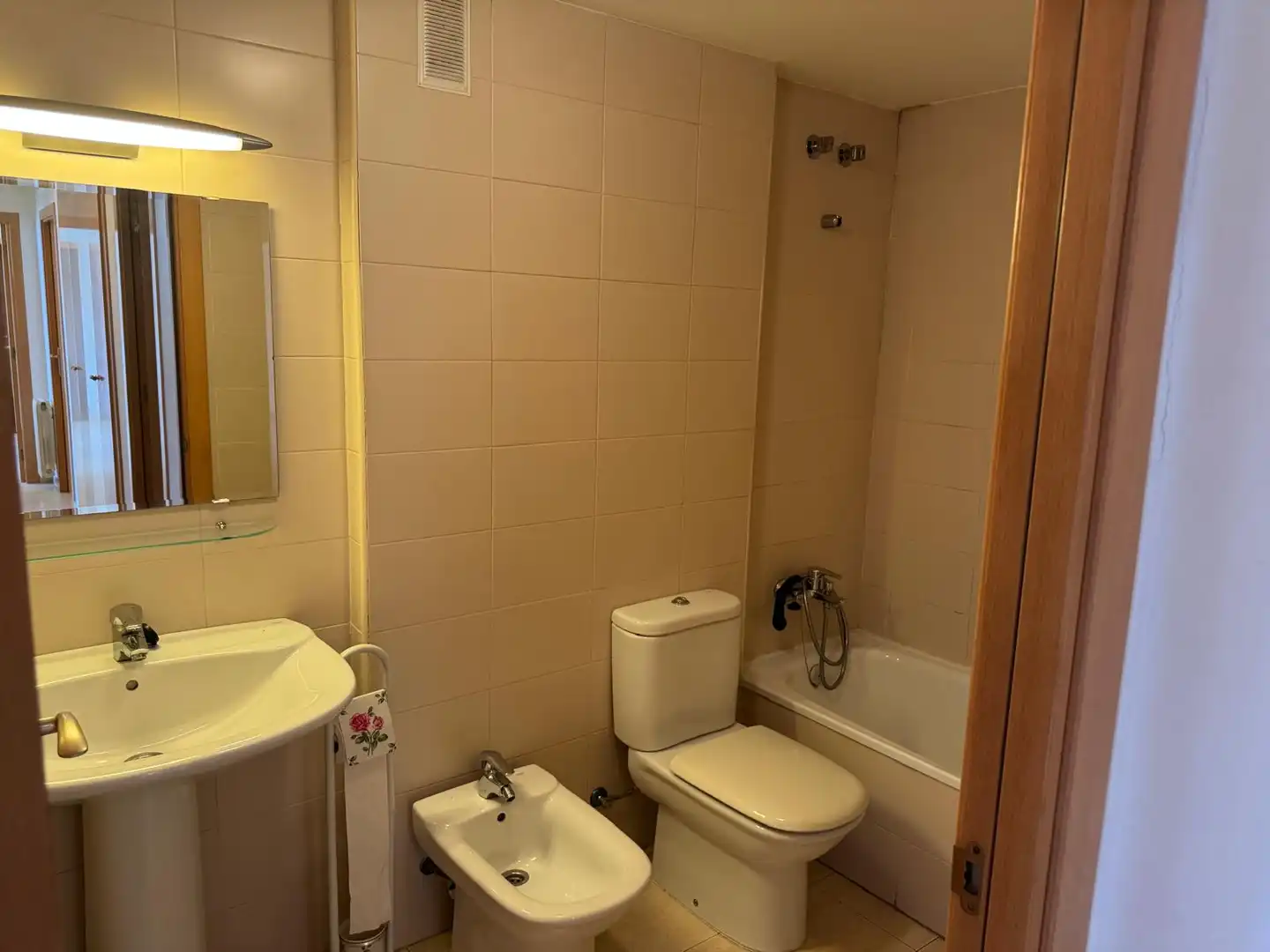 Bathroom of Flat for sale in Badalona  with Air Conditioner, Heating and Oven