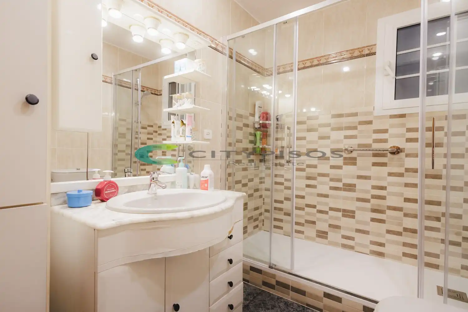 Baño de Piso en venta en Barcelona con Aire acondicionado, Horno y Alarma