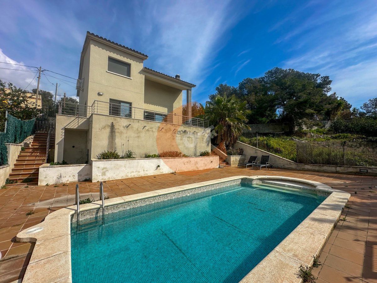 Vista exterior de Casa o xalet en venda en La Bisbal del Penedès amb Aire condicionat, Calefacció i Terrassa