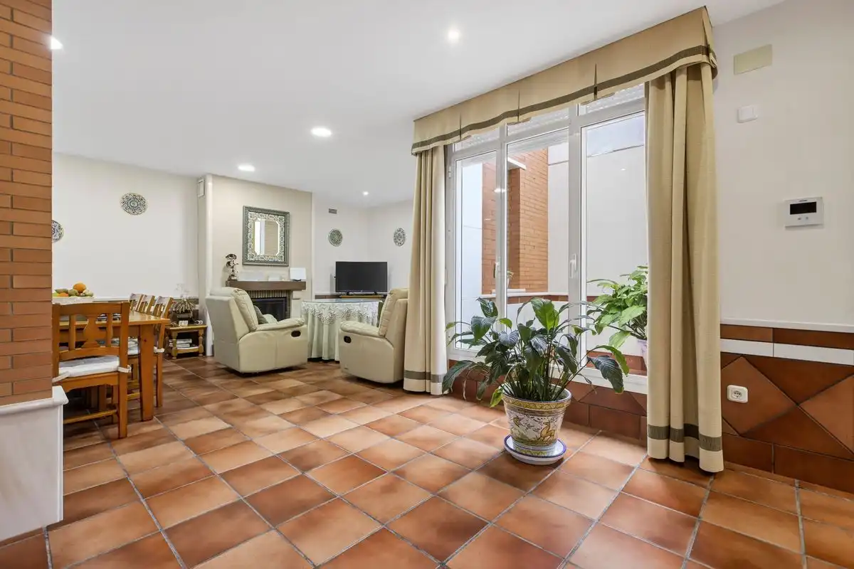 Sala d'estar de Casa adosada en venda en Santiponce amb Aire condicionat, Calefacció i Jardí privat