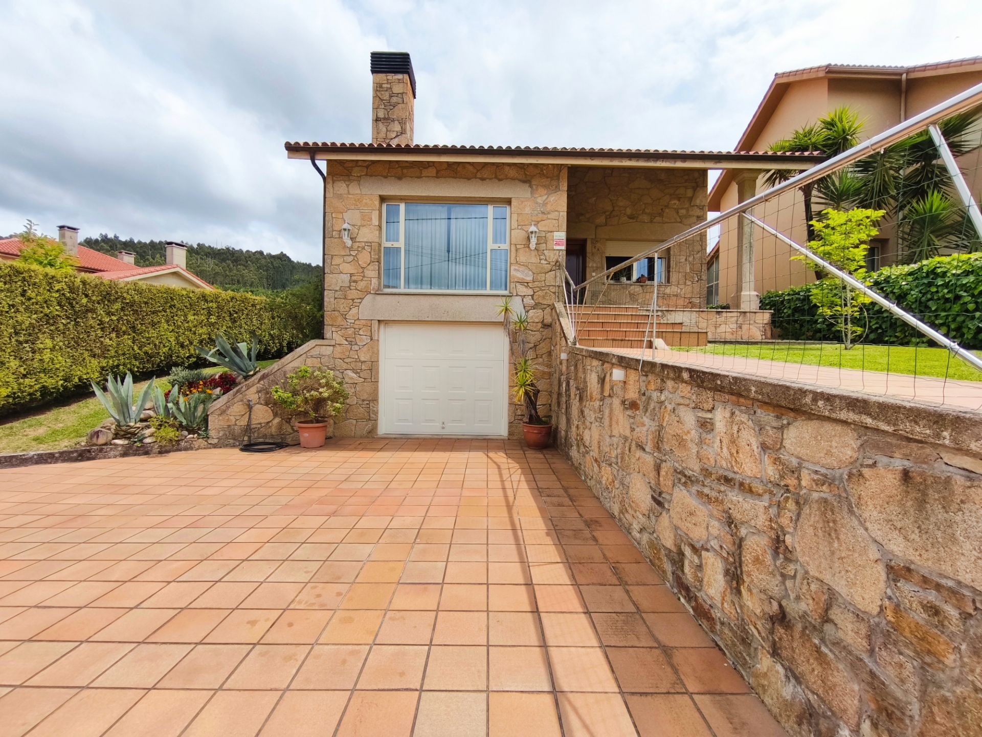 Vista exterior de Casa o xalet en venda en Santiago de Compostela  amb Calefacció, Jardí privat i Terrassa