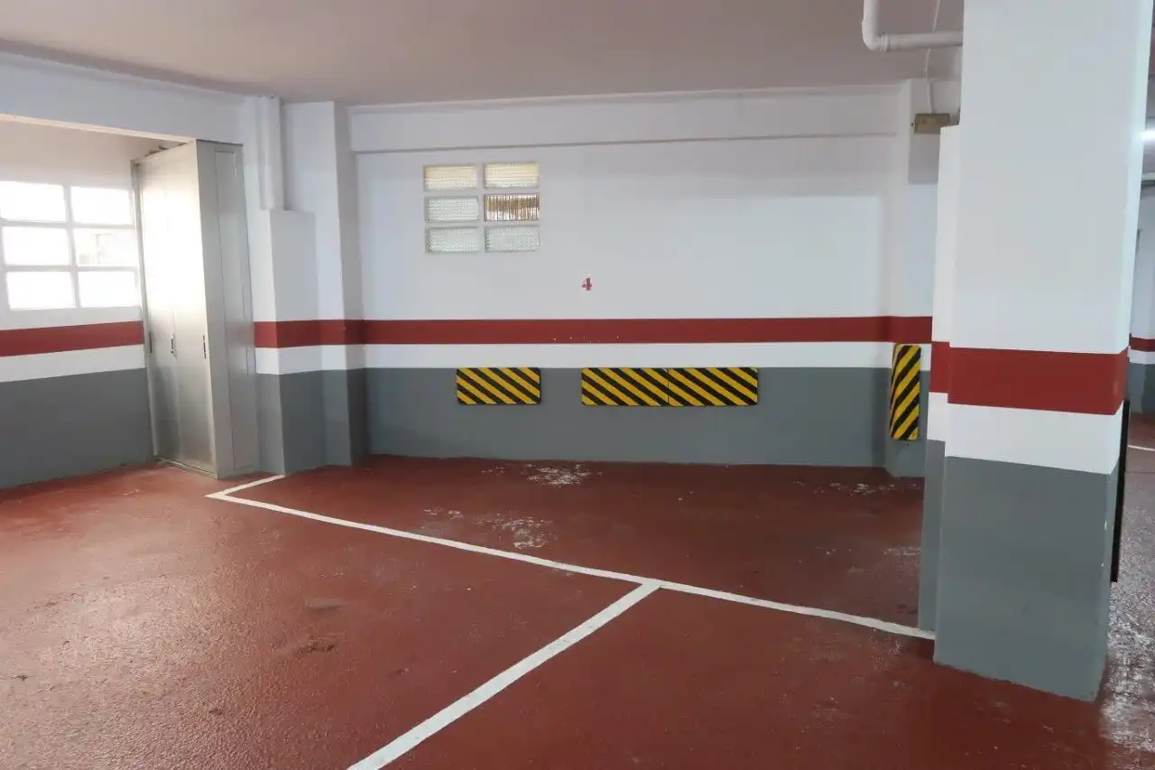 Aparcament de Pis en venda en A Coruña Capital  amb Aire condicionat, Calefacció i Parquet