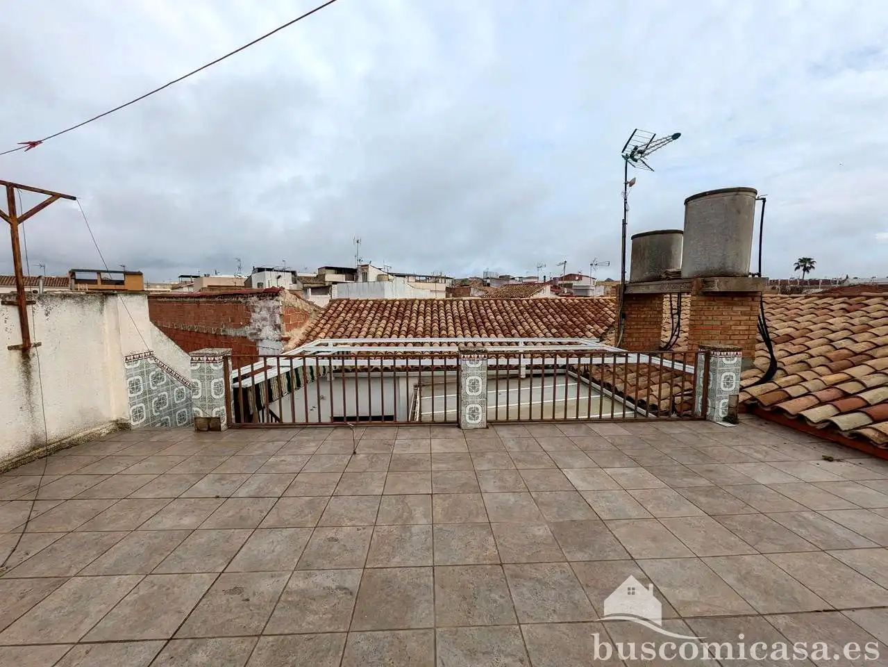 Vista exterior de Casa o xalet en venda en Linares amb Aire condicionat, Terrassa i Balcó