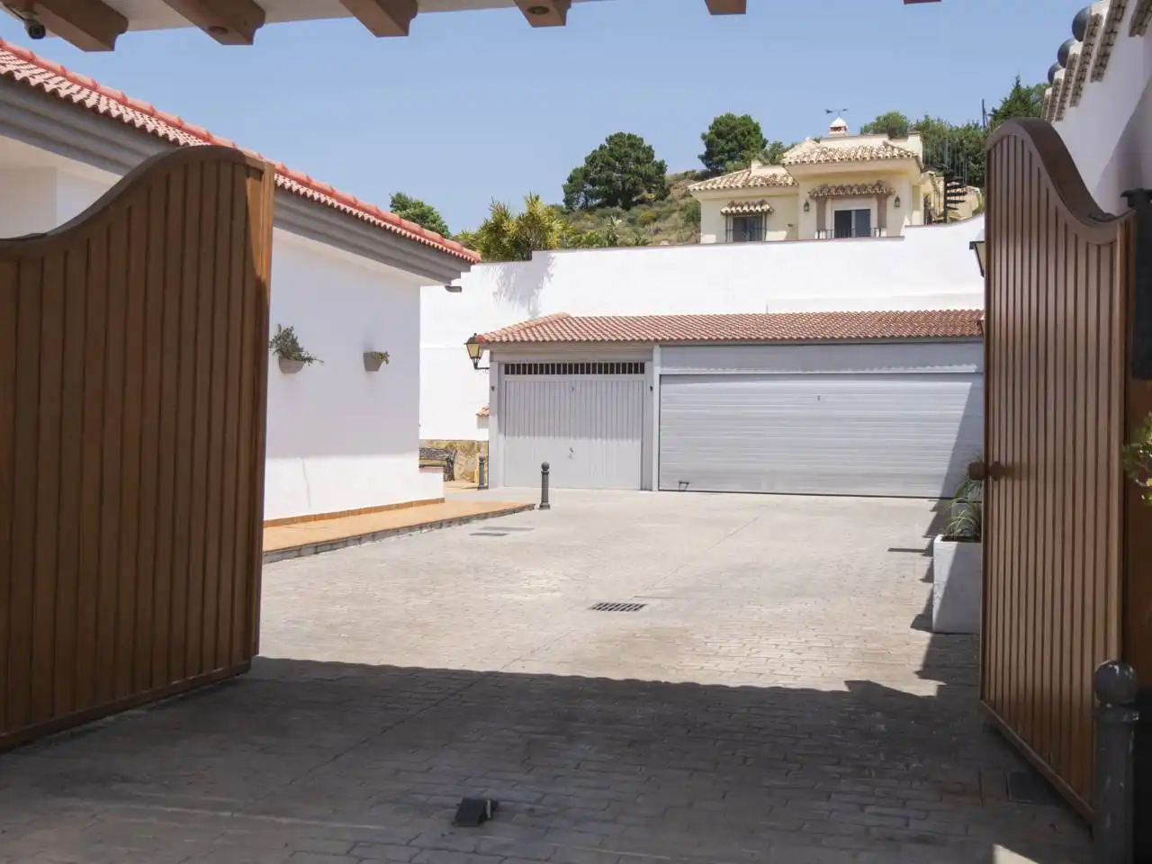 Vista exterior de Casa o xalet en venda en Estepona amb Aire condicionat, Piscina i Moblat