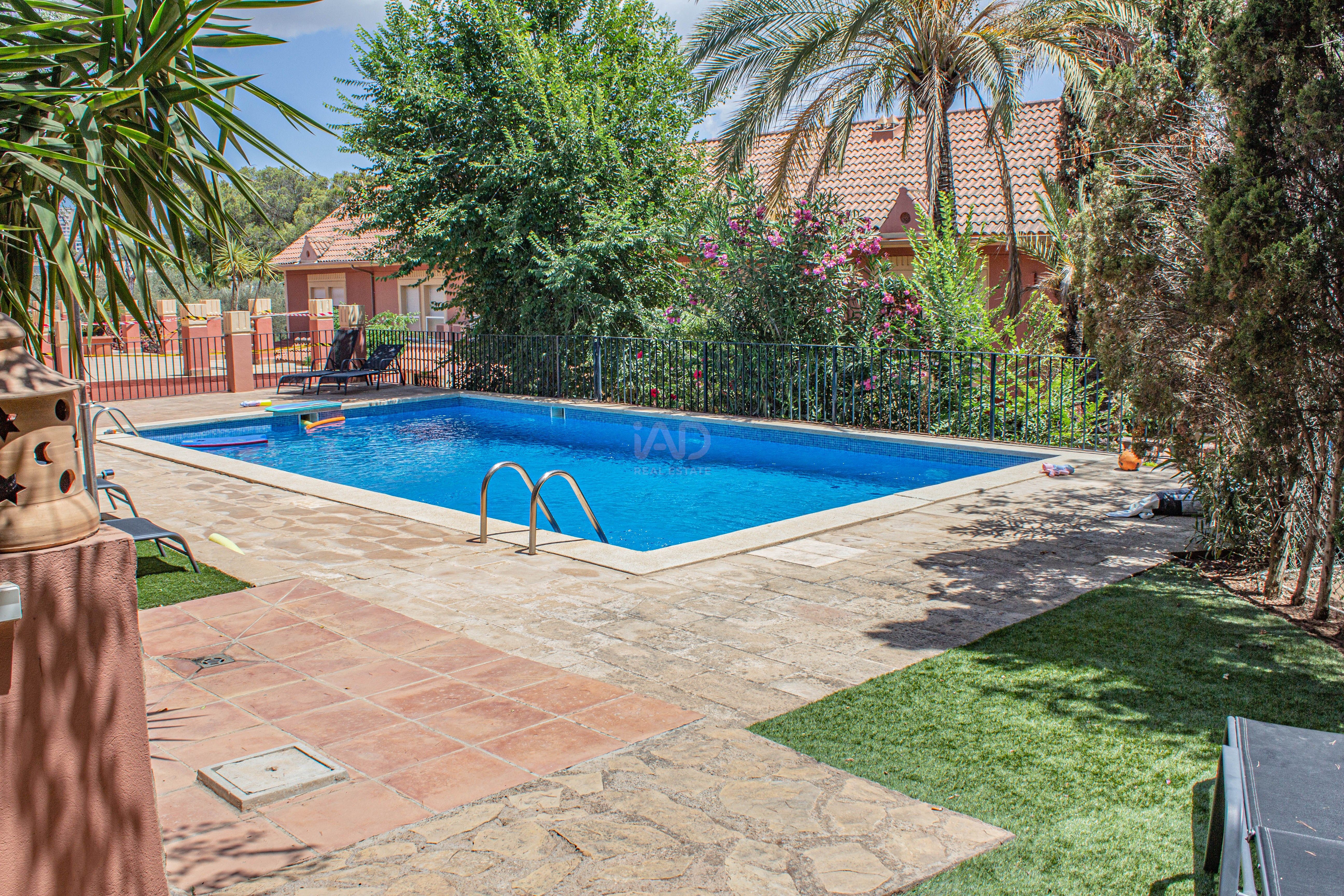 Schwimmbecken von Einfamilien-Reihenhaus zum Verkauf in Calvià mit Klimaanlage, Heizung und Terrasse