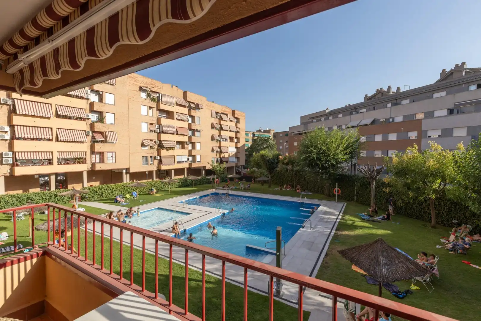 Piscina de Pis en venda en Granada amb Aire condicionat, Balcó i Piscina comunitària