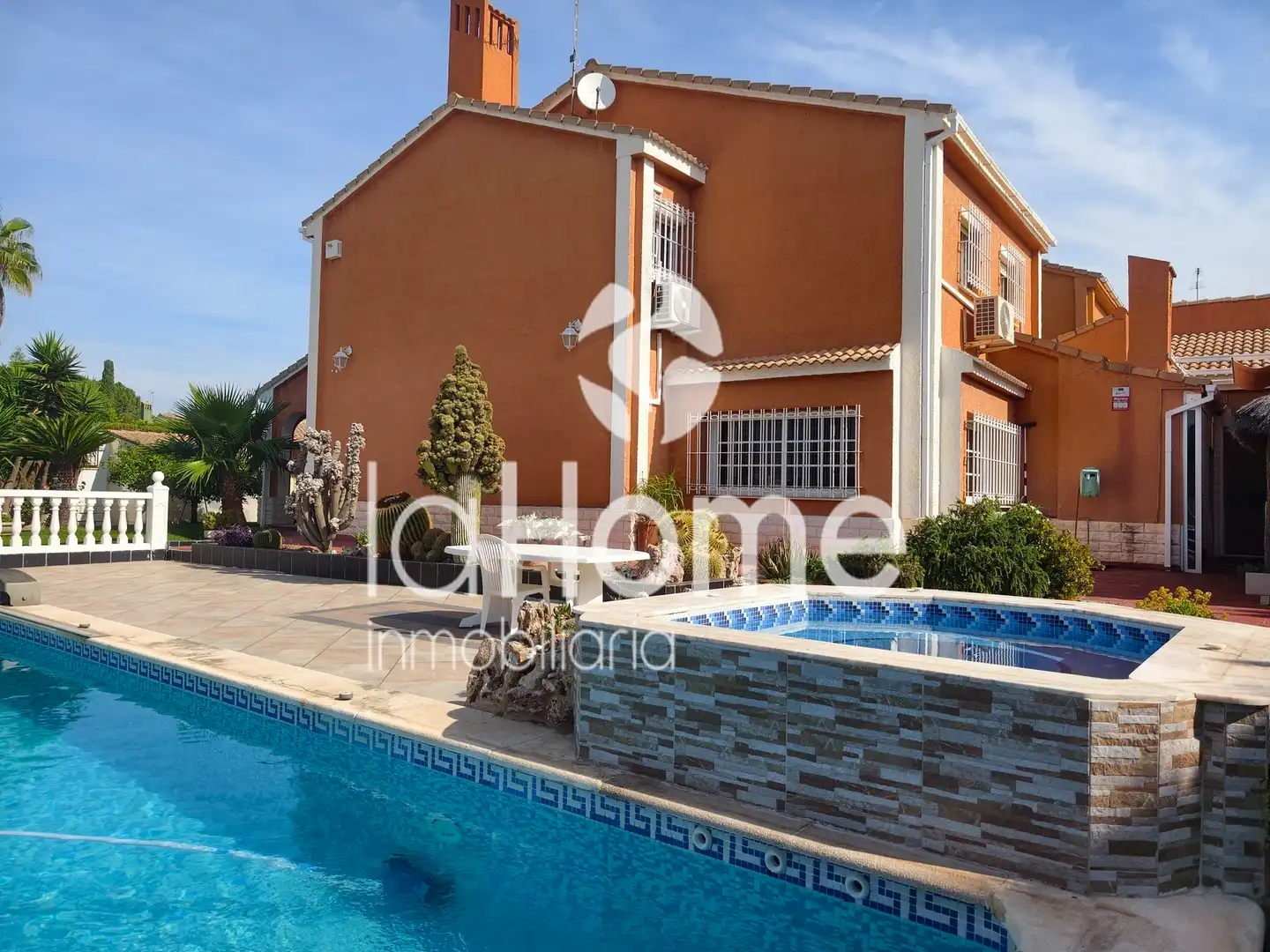 Vista exterior de Casa o xalet en venda en San Antonio de Benagéber amb Aire condicionat, Calefacció i Jardí privat
