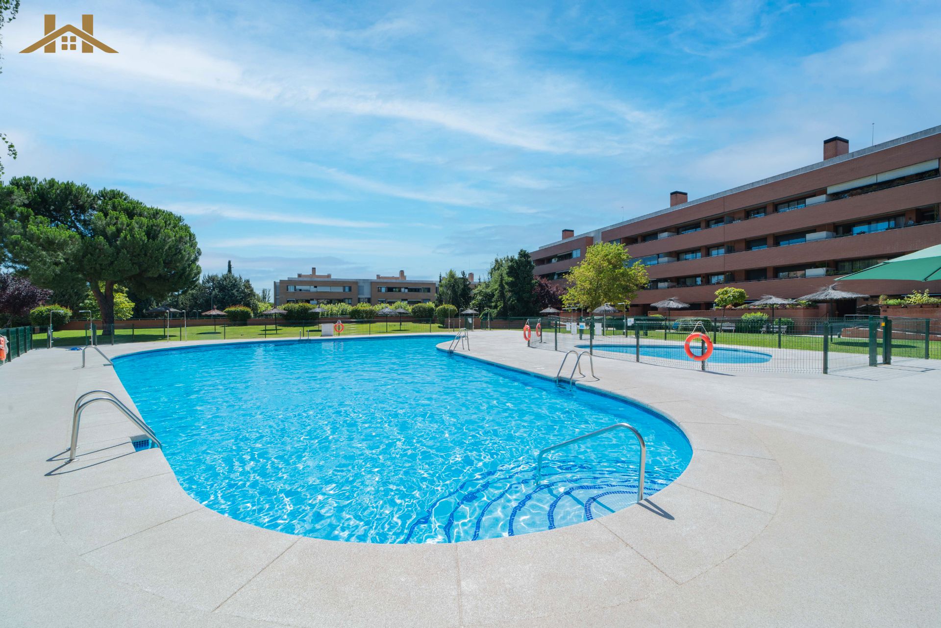 Swimming pool of Flat for sale in Pozuelo de Alarcón  with Air Conditioner, Heating and Terrace