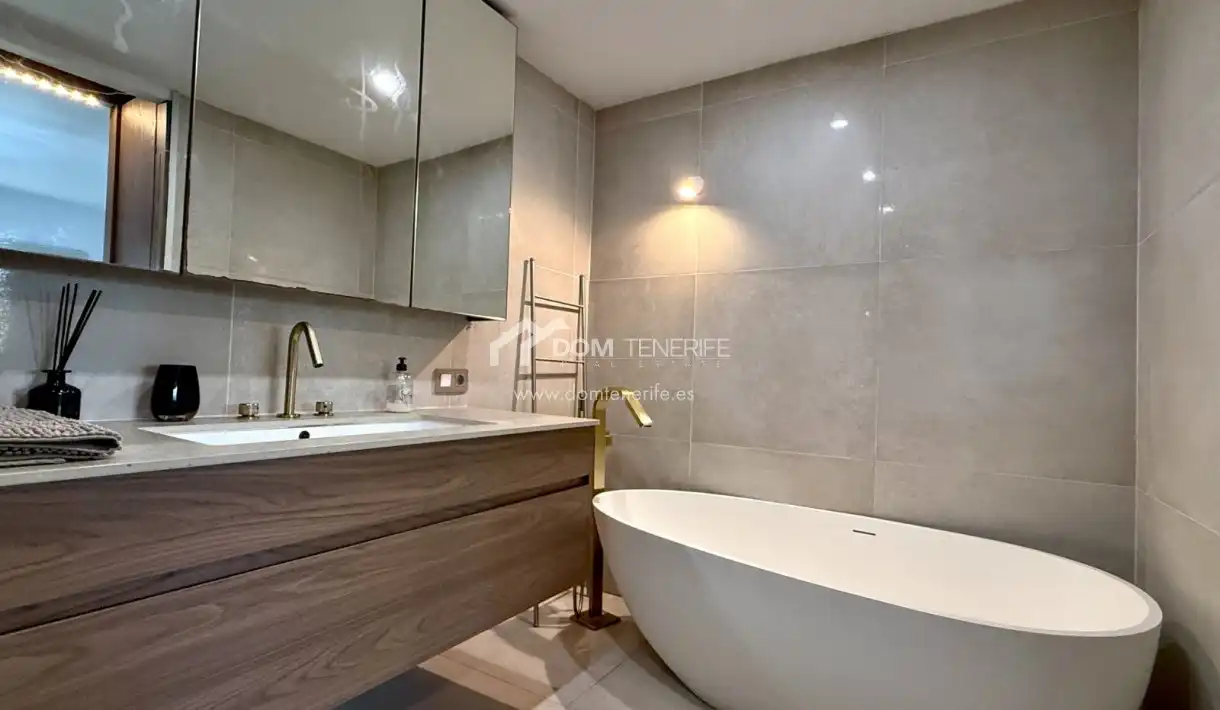 Baño de Piso en venta en Adeje con Terraza, Piscina y Amueblado