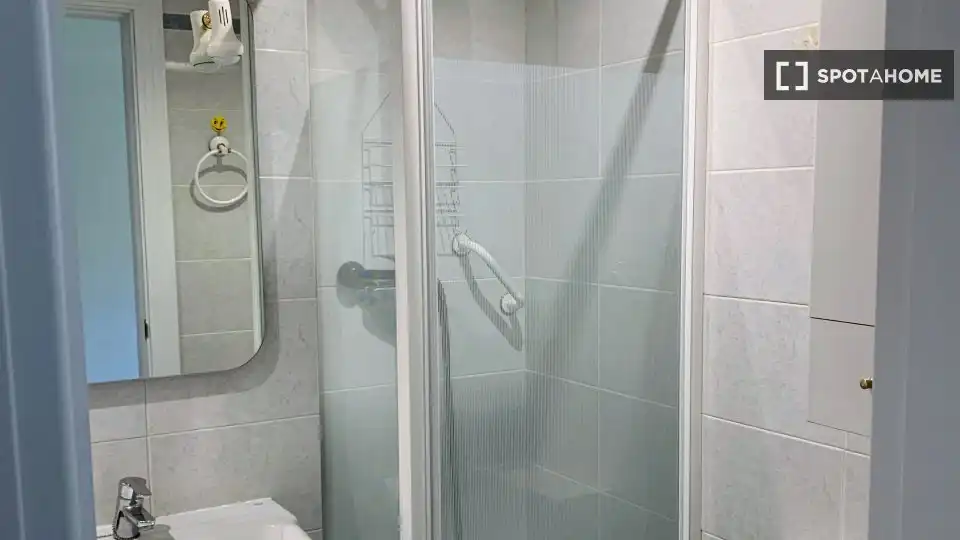 Bathroom of Apartments for share in Torrelodones  with Air Conditioner, Terrace and Furnished