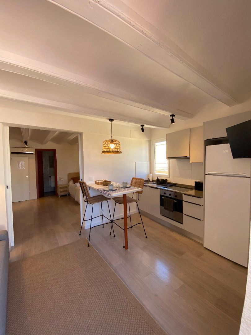 Cuina de Àtic de lloguer en  Barcelona Capital amb Aire condicionat, Terrassa i Moblat