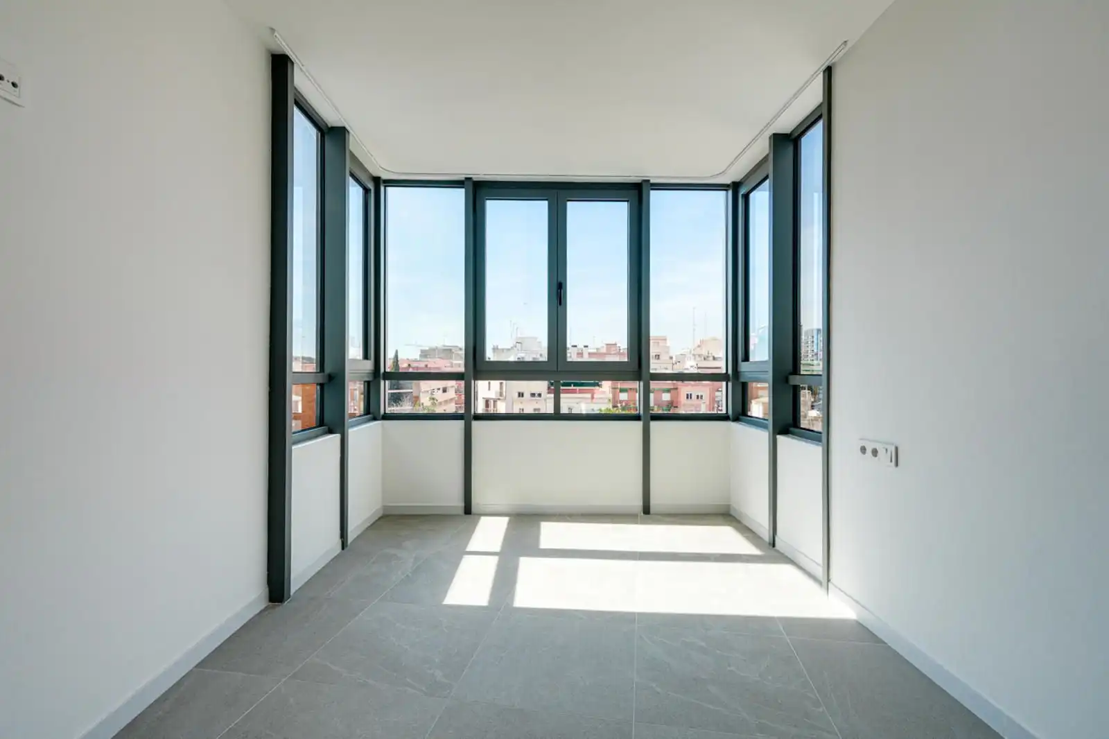 Vista exterior de Piso en venta en L'Hospitalet de Llobregat con Calefacción, Terraza y Horno