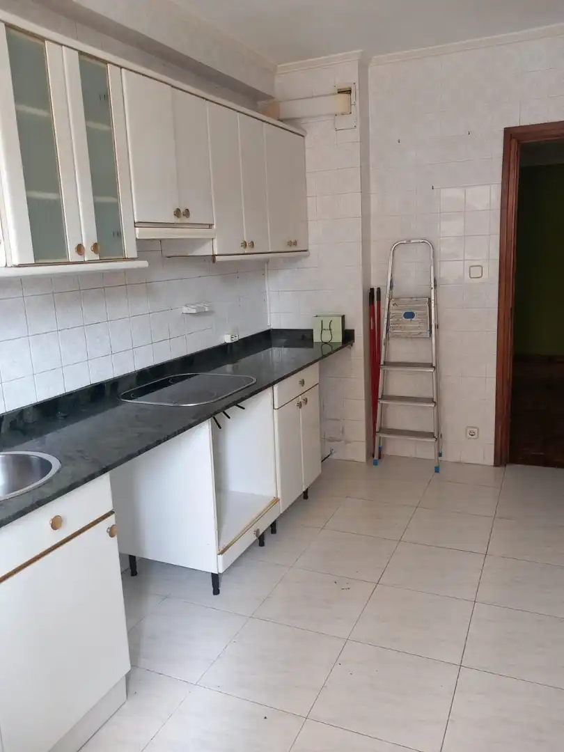 Cocina de Piso en venta en Torrelavega  con Calefacción y Balcón