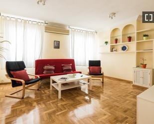 Living room of Flat to rent in  Madrid Capital  with Air Conditioner, Heating and Furnished