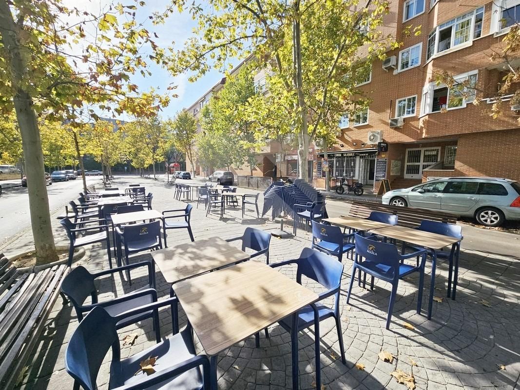 Vista exterior de Local en venda en Valdemoro amb Aire condicionat