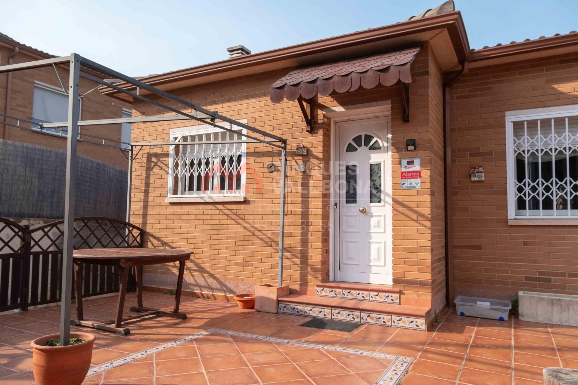 Vista exterior de Casa o xalet en venda en La Torre de Claramunt amb Aire condicionat, Calefacció i Jardí privat