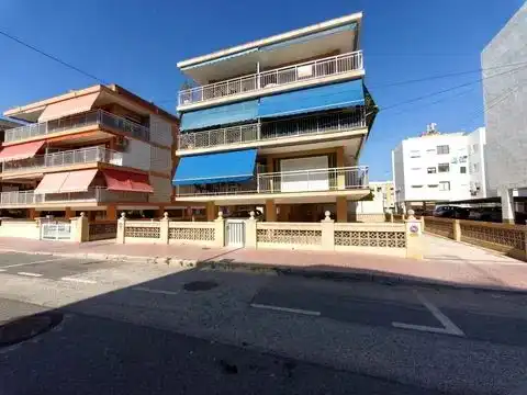 Außenansicht von Wohnung zum Verkauf in Santa Pola mit Terrasse und Abstellraum