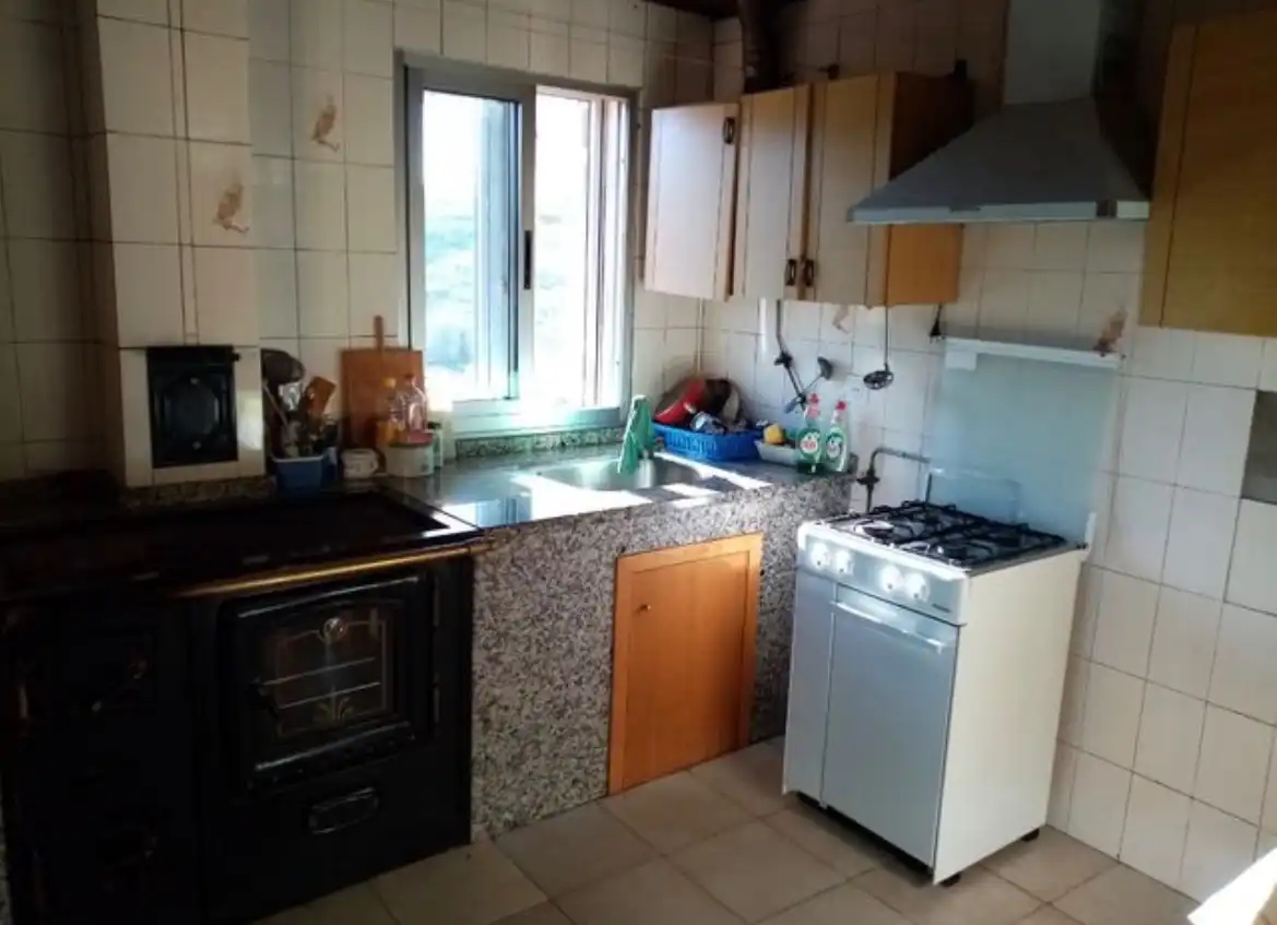 Cuina de Casa o xalet en venda en Pantón amb Jardí privat, Terrassa i Moblat
