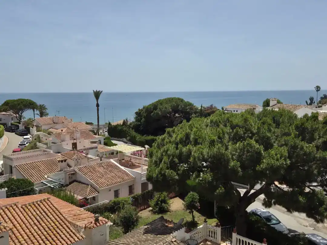 Außenansicht von Wohnungen zum Verkauf in Mijas mit Klimaanlage, Schwimmbad und Balkon