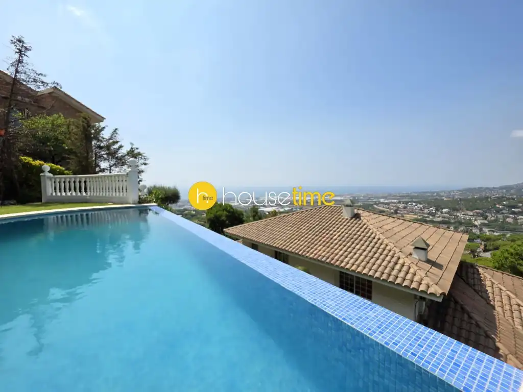 Piscina de Casa o xalet en venda en Cabrils