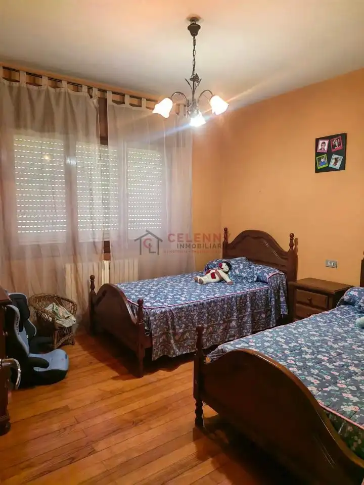 Dormitori de Casa o xalet en venda en Lalín amb Calefacció, Jardí privat i Traster