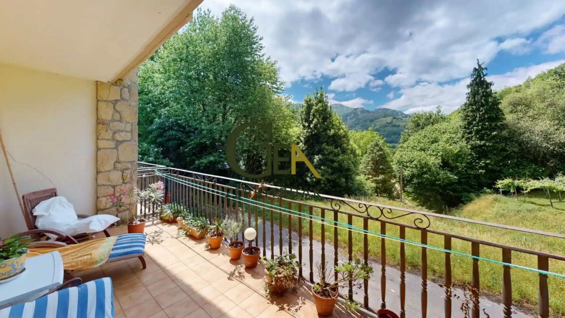 Terrasse von Einfamilien-Reihenhaus zum Verkauf in Alkiza mit Heizung, Privatgarten und Terrasse