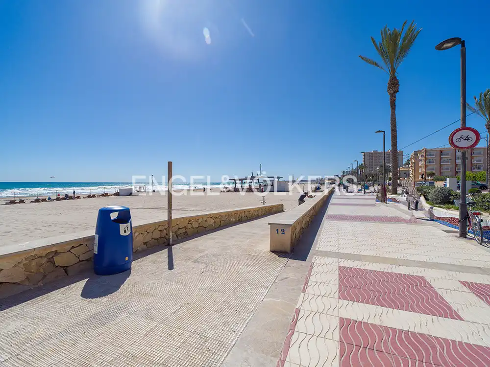 Vista exterior de Pis en venda en El Campello amb Aire condicionat i Terrassa