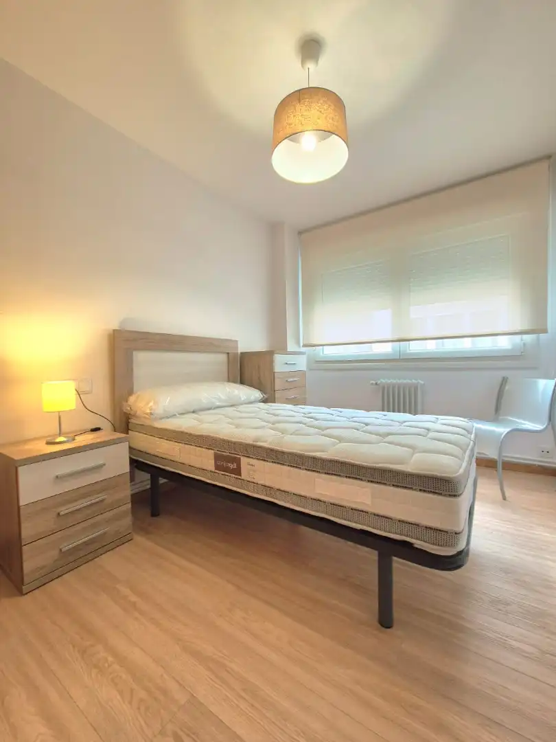 Habitación de Piso de alquiler en Santiago de Compostela  con Calefacción, Parquet y Trastero