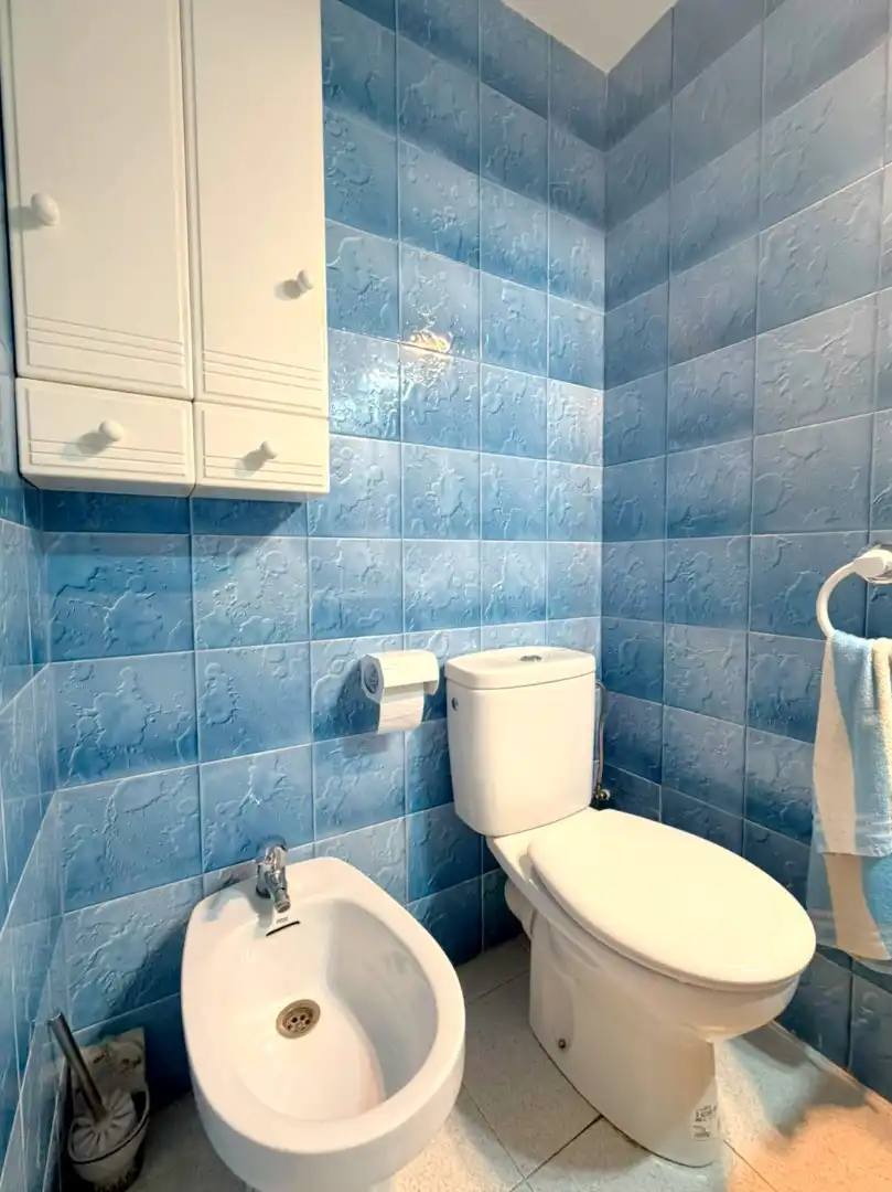 Baño de Ático en venta en L'Hospitalet de Llobregat con Calefacción, Terraza y Horno