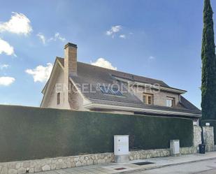 Vista exterior de Casa o xalet de lloguer en La Moraleja amb Aire condicionat, Terrassa i Piscina